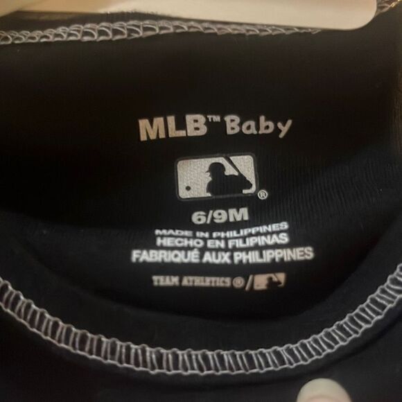 MLB Chicago White Sox Official Baby  3 Piece Creeper Bib & Boots Set Size 6-9 M - Picture 3 of 5